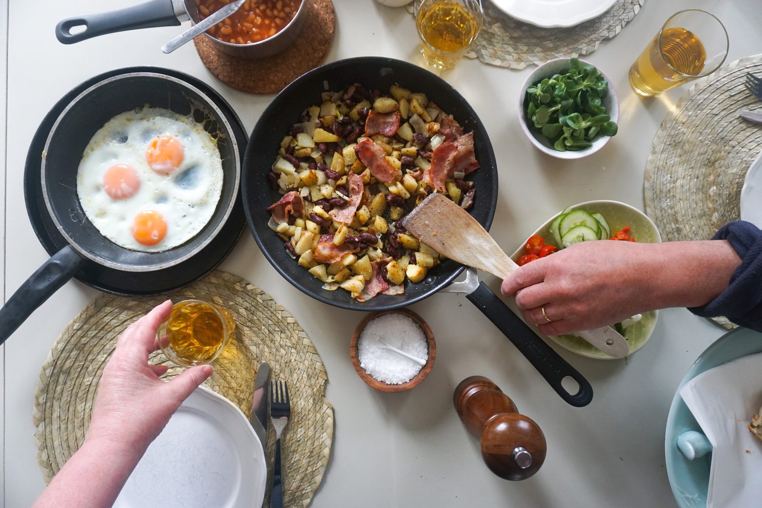 Personne faisant sauter des légumes dans une poêle sur une cuisinière.